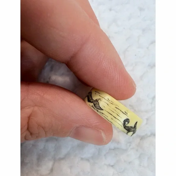 (VTG) Cream/Black Scrimshaw-Style Mermaid/Seashell Nautical-Themed Carved Ring - Picture 5 of 11
